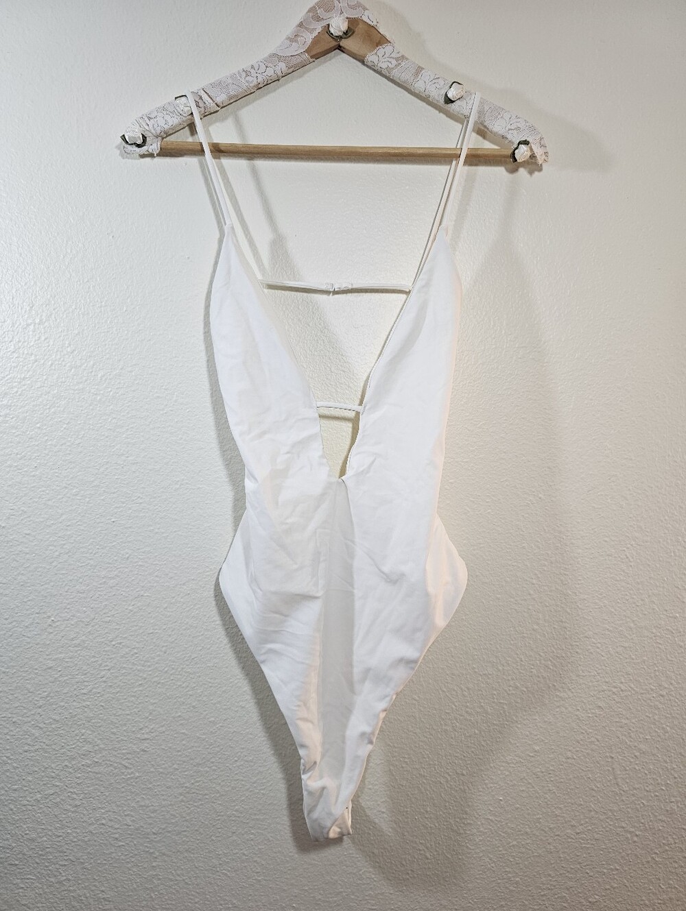 Tobi Catch Your Eye Plunging Monokini White Size Medium NWT